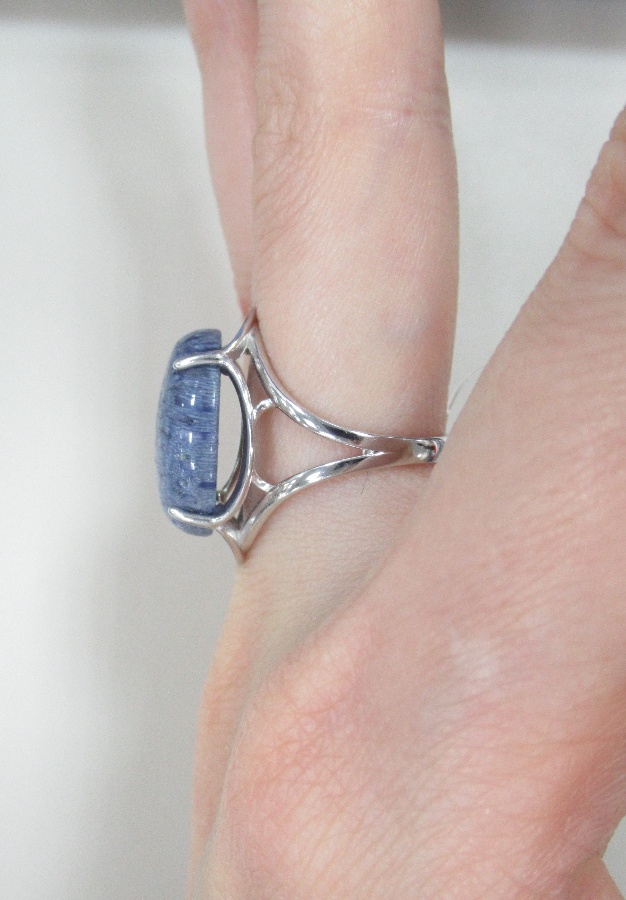 Серебряное кольцо с кораллом Акори